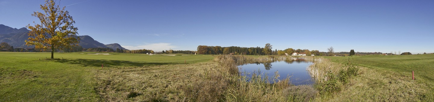 Blick über das Golfplatzgelaende bei Grassau