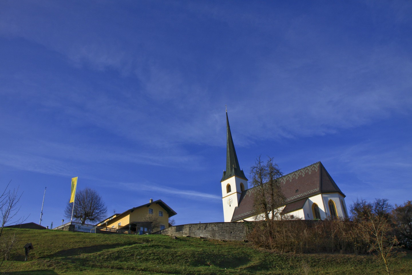 Gasthaus Bergwirt und Kirche in Taching am See