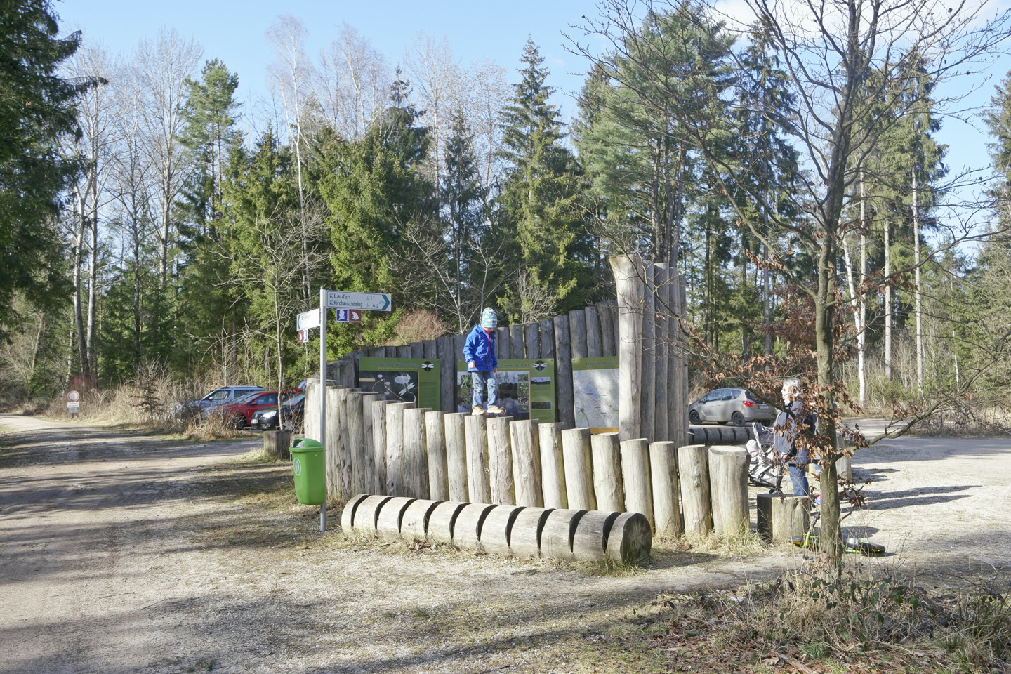 Die hölzerne Info-Spirale am Wanderparkplatz Heidewanderung